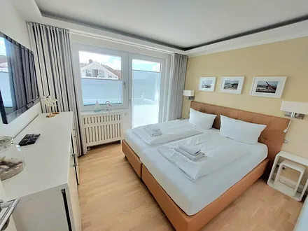 bequemes Boxspringbett, 2. Fernseher im Raum