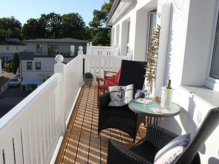 großer, sonniger Balkon