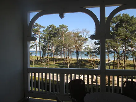 Blick auf Balkon + Weg vom Aparthotel zu Ostsee