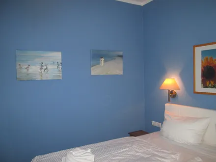Schlafraum mit nagel-neuem Boxspringbett