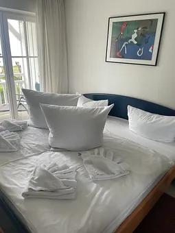 Schlafzimmer mit Doppelbett und Meerblick
