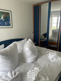 Schlafzimmer mit Doppelbett