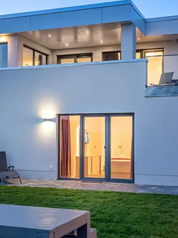 Blick von der Grillecke auf die Villa
