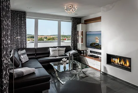 Sitzecke mit 65'' Fernseher und Gaskamin