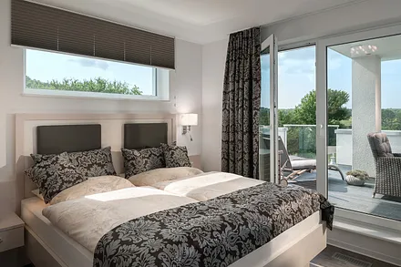 1. großes Schlafzimmer mit begehbarem Kleiderschrank und anschließendem Masterbad