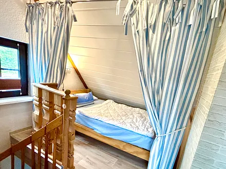separates Einzelbett (3-er Schlafzimmer)