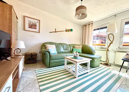 Gemütliches Wohnzimmer mit Schlafsofa, TV, Kamin 