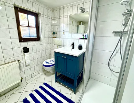 Bad mit Dusche-WC 