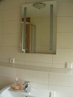 Waschbecken mit Spiegel