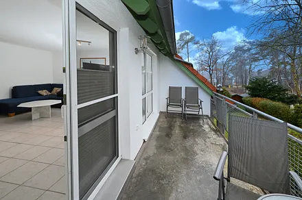 Balkon mit Tisch und Bestuhlung