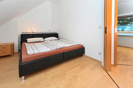 Schlafzimmer 1