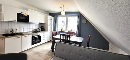 Wohnzimmer mit vollintegrierter Küche