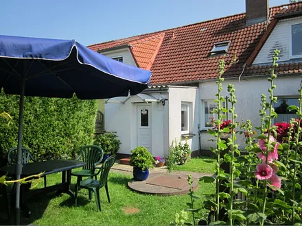 Vorgarten mit Sitzgelegenheit