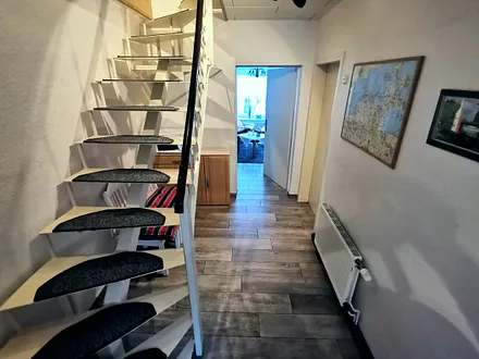 Flur Treppe zum Schlafz. und Bad / Wohnzimmer und Küche rechts
