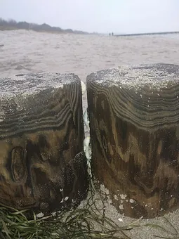 Impression_Buhnen_am_Strand