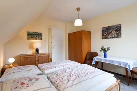 Schlafzimmer mit Doppelbett