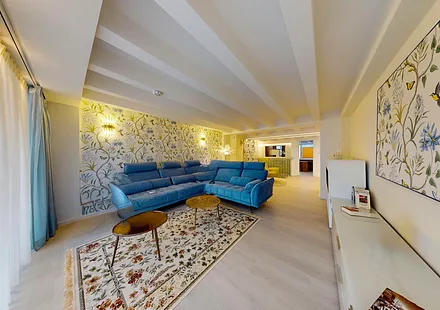 Wohnzimmer mit angrenzendem riesigen Balkon zur Ostsee
