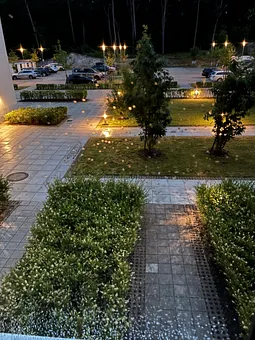 Beleuchteter Zugang vom nahe gelegenen Parkplatz