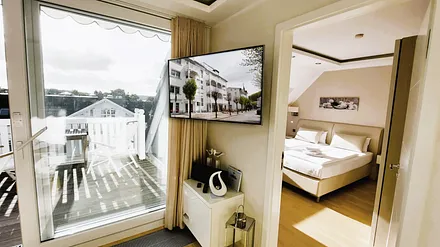 Blick auf die Dachterrasse und ins Schlafzimmer