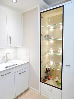 moderner Gläserschrank 