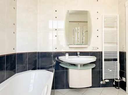 Bad mit Dusche & Wanne