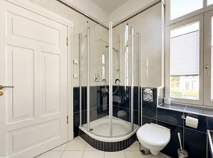 Bad mit Dusche & Wanne