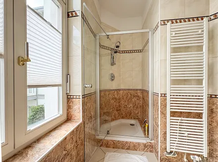 2. Bad mit eigener Sauna