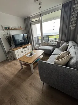 Wohnzimmer mit angrenzendem Balkon