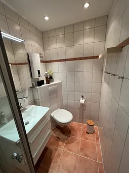 Bad mit Dusche und WC