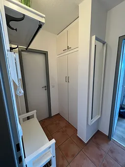 kleiner Flur mit Wandschrank