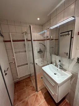 Bad mit Dusche und WC