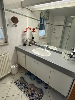 Waschbecken mit geräumigen Schrank und Waschtisch