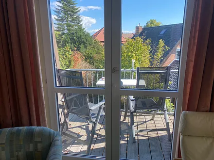 Blick aus dem Wohnzimmer auf den Balkon