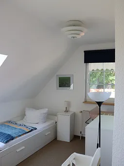 Schlafzimmer 3 mit Einzelbett und Kinderbett