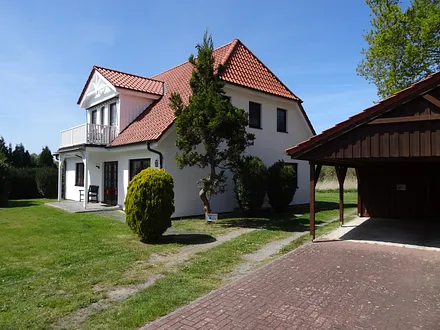 Carport direkt neben dem Haus