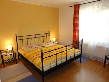 Schlafzimmer 1 mit Doppelbett