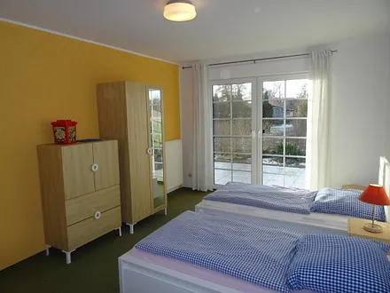 Schlafzimmer 2 mit zwei Einzelbetten und Kindenbett