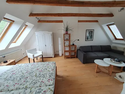 Dachgeschoss mit Weitwinkelobjektiv, rechts schließt sich der hier nicht sichtbare Schornstein an, dahinter das Bad