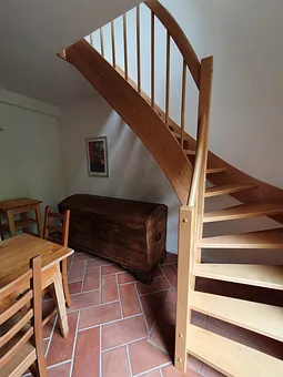 Treppenaufgang von der Küche in den Wohn- und Schlafraum im Obergeschoss