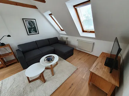 Sitzecke mit Satelliten-TV