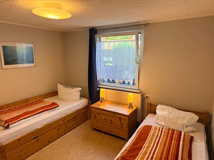 Schlafzimmer 2 mit zwei Einzelbetten