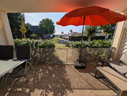 Terrasse mit Hundezaun und Garten