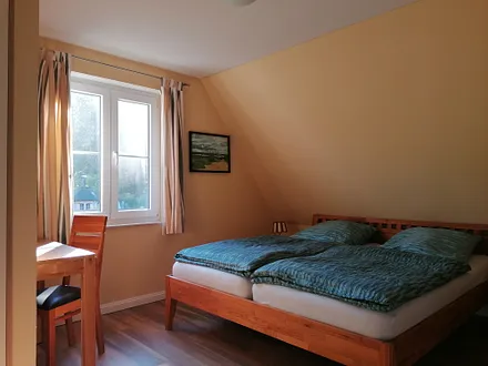 Schlafzimmer mit Doppelbett
