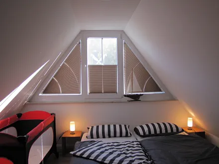 Sclafraum im Spitzboden Stapelbetten und Babybett