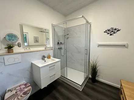 Bad mit Dusche (120x80)