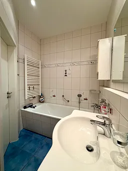Bad mit Wanne