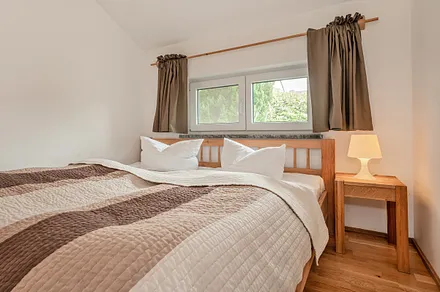Schlafzimmer mit Doppelbett