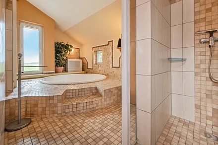 Whirlpool mit Dusche