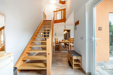 Eingangsbereich mit Treppe zum Obergeschoss