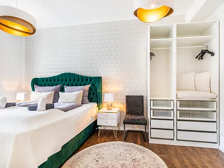Schlafzimmer mit Doppelbett